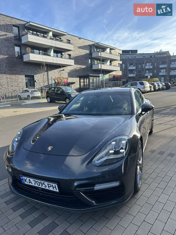 Фастбэк Porsche Panamera 2017 в Львове