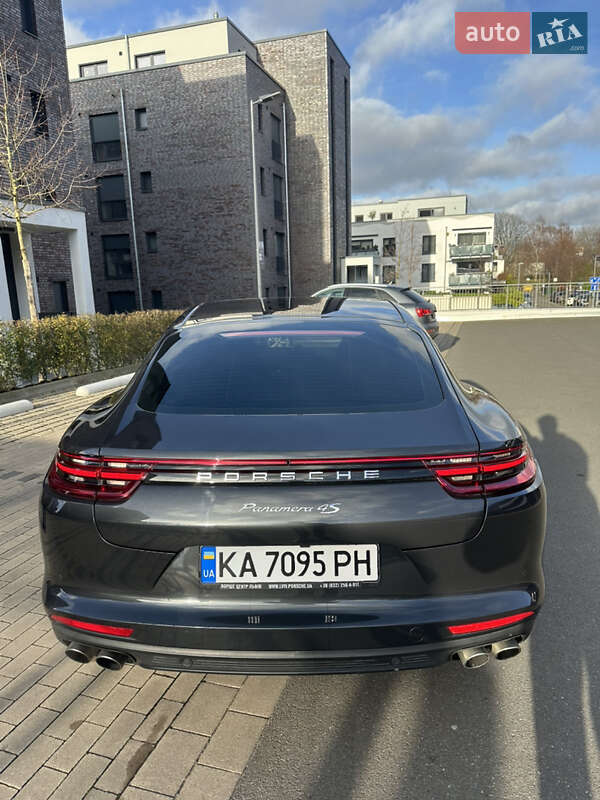 Фастбэк Porsche Panamera 2017 в Львове