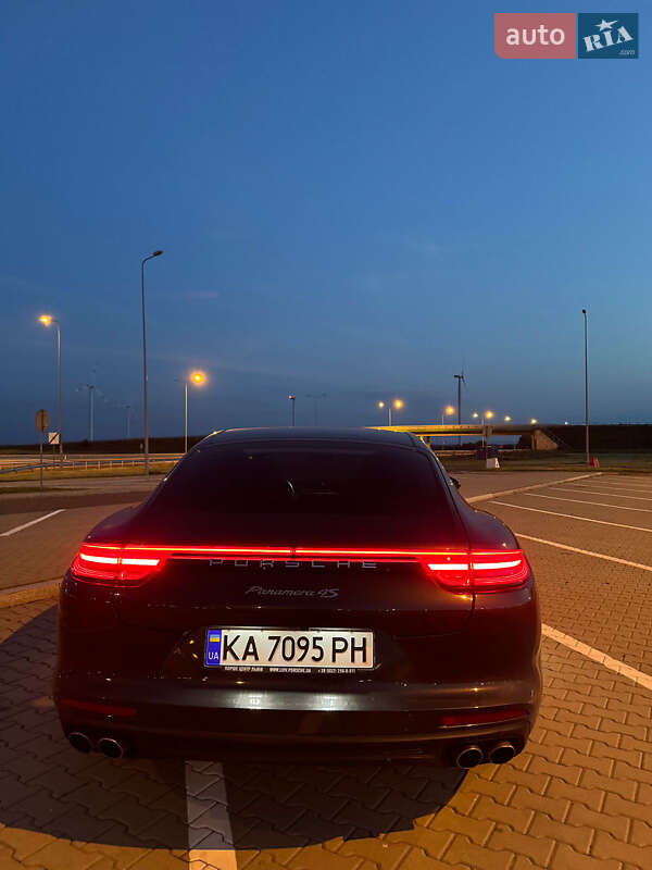 Фастбэк Porsche Panamera 2017 в Львове