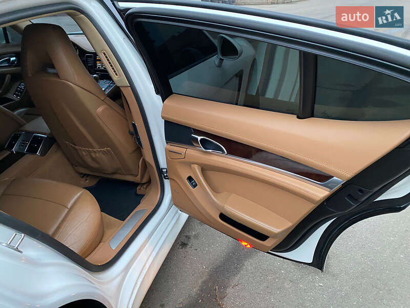 Фастбек Porsche Panamera 2010 в Кривому Розі