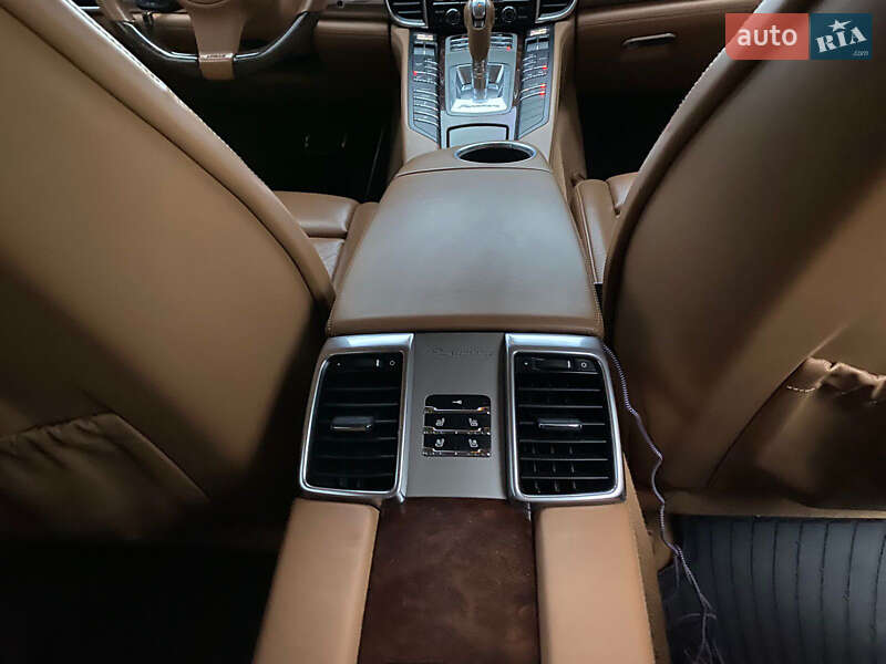 Фастбек Porsche Panamera 2010 в Кривому Розі