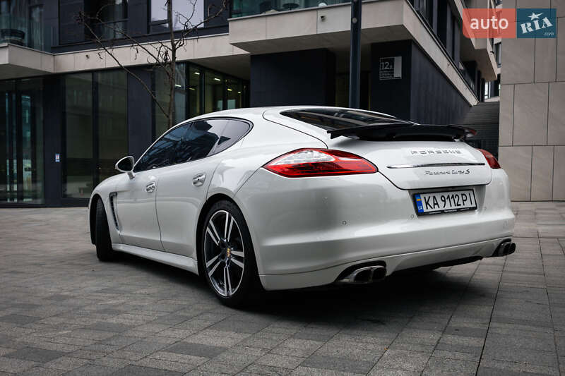 Фастбек Porsche Panamera 2011 в Києві