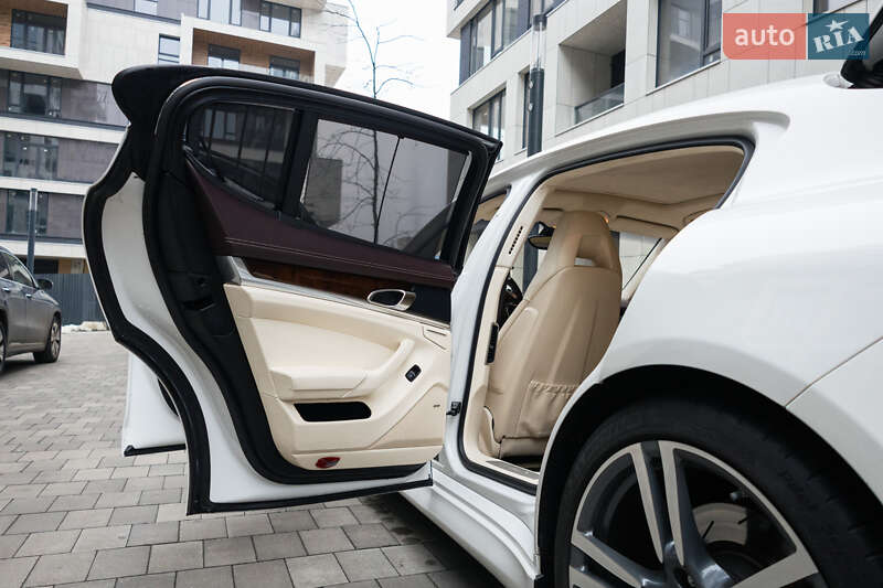 Фастбек Porsche Panamera 2011 в Києві