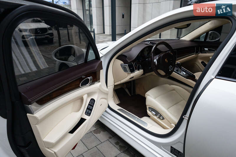 Фастбек Porsche Panamera 2011 в Києві