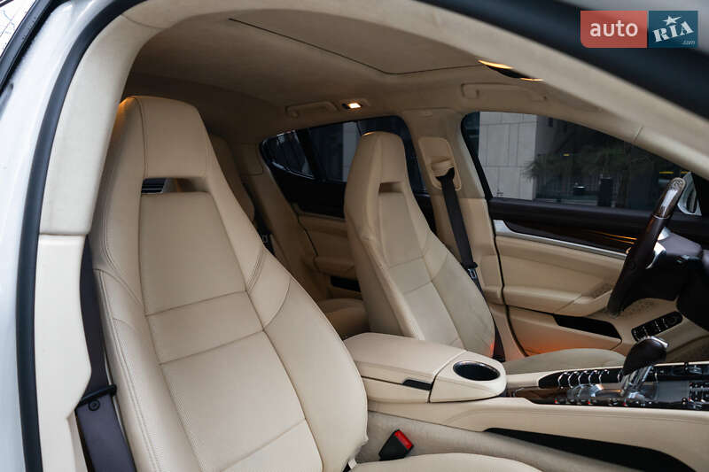 Фастбек Porsche Panamera 2011 в Києві