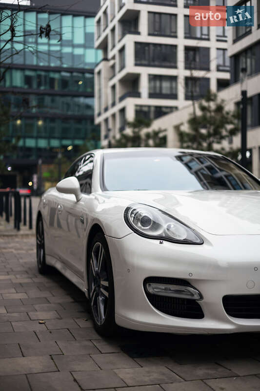 Фастбек Porsche Panamera 2011 в Києві