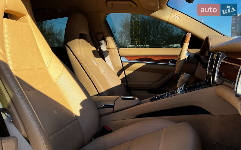 Фастбэк Porsche Panamera 2013 в Львове
