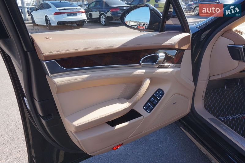 Фастбэк Porsche Panamera 2013 в Одессе