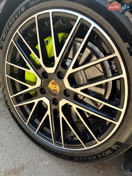 Фастбэк Porsche Panamera 2024 в Киеве