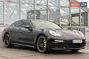 Фастбек Porsche Panamera 2014 в Києві