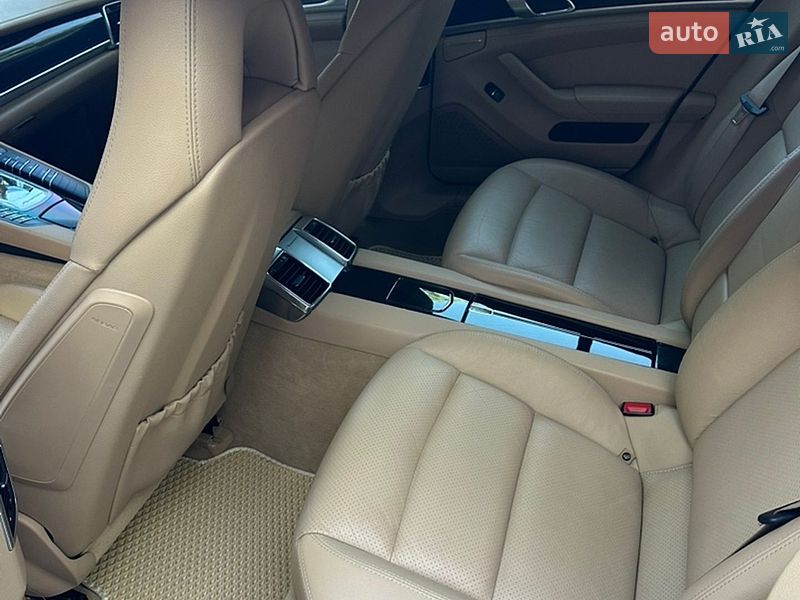 Фастбэк Porsche Panamera 2010 в Львове
