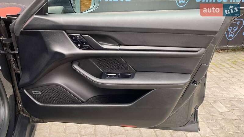 Седан Porsche Taycan Cross Turismo 2023 в Виннице