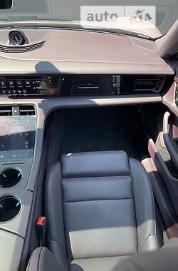 Седан Porsche Taycan 2020 в 
