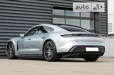 Седан Porsche Taycan 2020 в 