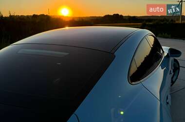 Седан Porsche Taycan 2020 в 