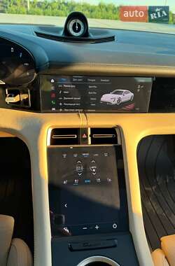 Седан Porsche Taycan 2020 в 
