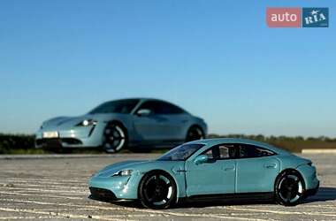 Седан Porsche Taycan 2020 в 