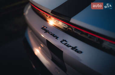 Седан Porsche Taycan 2020 в 