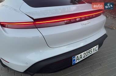 Седан Porsche Taycan 2021 в 