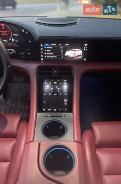 Седан Porsche Taycan 2021 в 