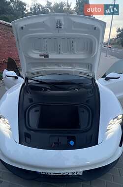 Седан Porsche Taycan 2021 в 
