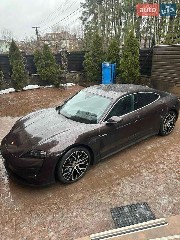 Седан Porsche Taycan 2021 в Киеве