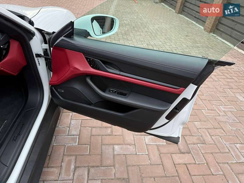 Седан Porsche Taycan 2021 в Києві