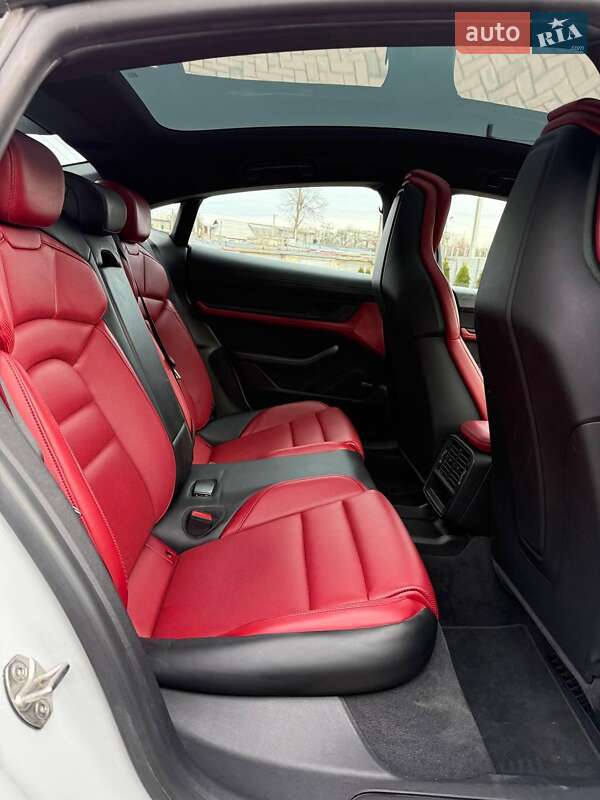 Седан Porsche Taycan 2021 в Києві