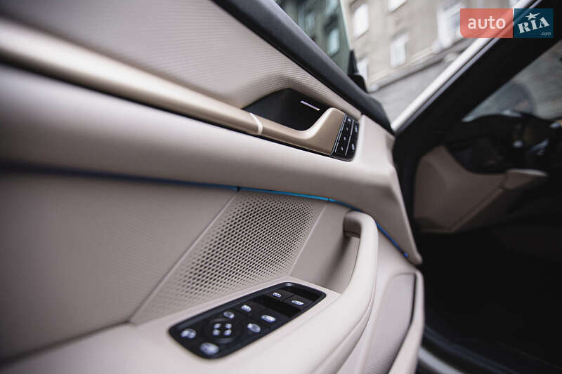 Седан Porsche Taycan 2023 в Киеве