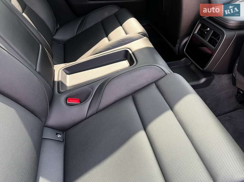 Седан Porsche Taycan 2019 в Києві
