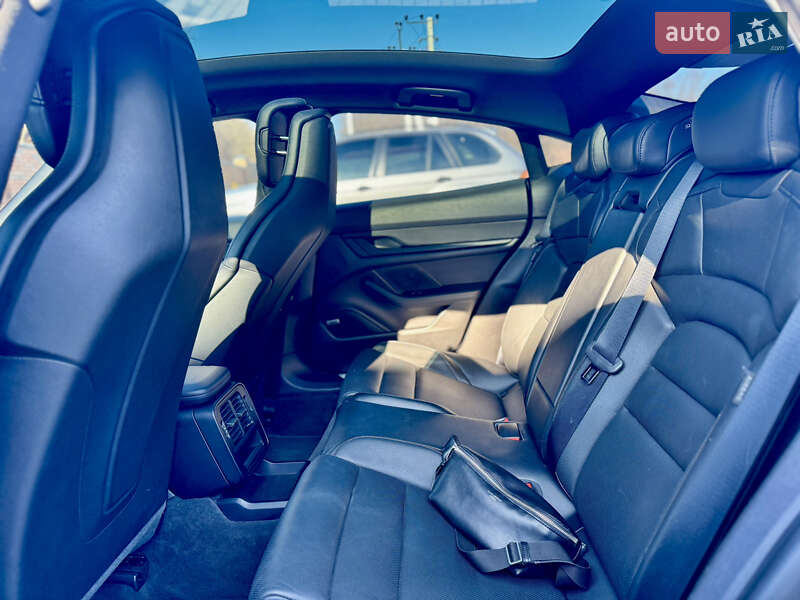 Седан Porsche Taycan 2021 в Виннице