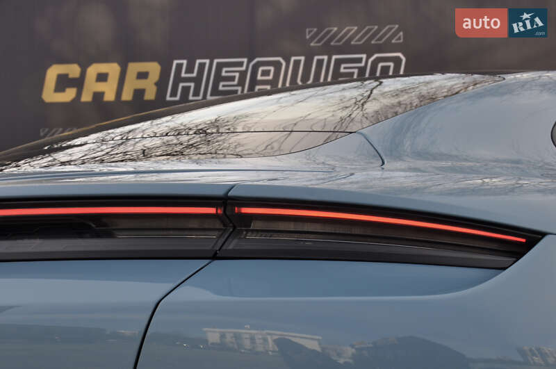 Седан Porsche Taycan 2022 в Киеве