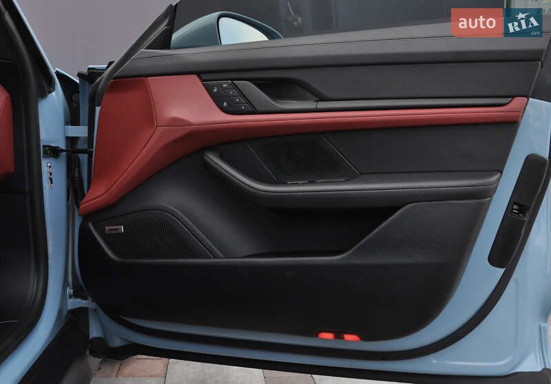 Седан Porsche Taycan 2022 в Киеве