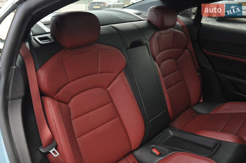 Седан Porsche Taycan 2022 в Киеве