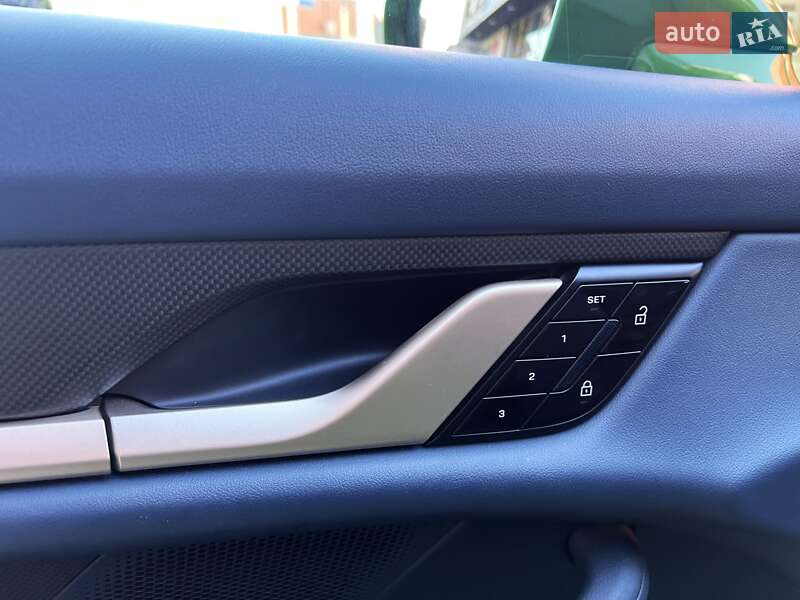 Седан Porsche Taycan 2021 в Львове фото 19 Седан Porsche Taycan 2021 в Львове