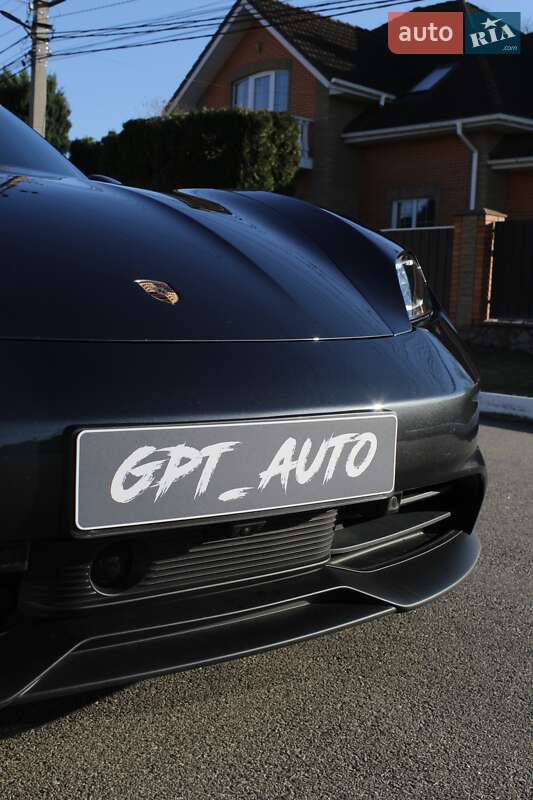Седан Porsche Taycan 2024 в Киеве