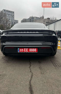 Седан Porsche Taycan 2021 в 