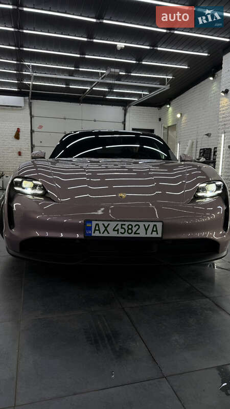 Седан Porsche Taycan 2021 в 