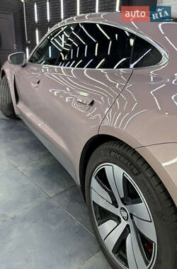 Седан Porsche Taycan 2021 в 