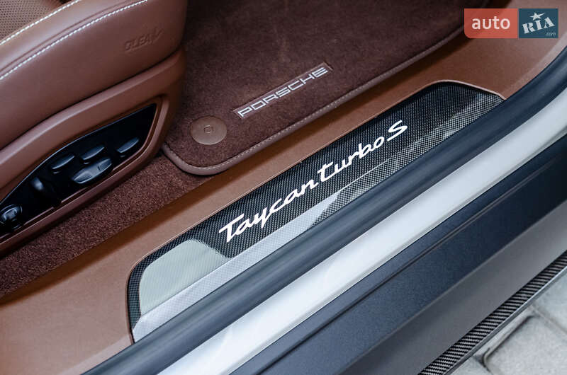 Седан Porsche Taycan 2021 в Києві