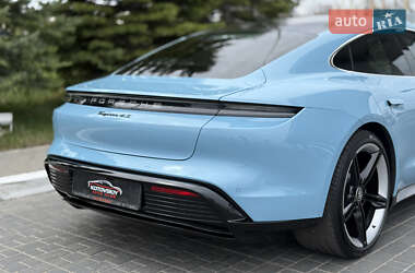 Седан Porsche Taycan 2021 в 
