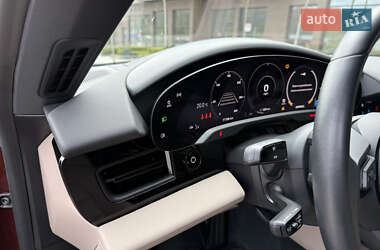 Седан Porsche Taycan 2023 в 