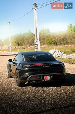 Седан Porsche Taycan 2021 в 