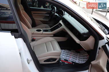 Седан Porsche Taycan 2021 в 