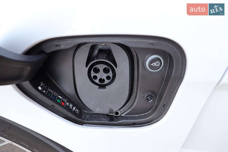 Седан Porsche Taycan 2021 в Львове