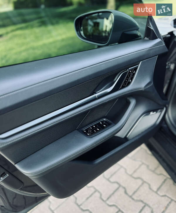 Седан Porsche Taycan 2020 в Киеве