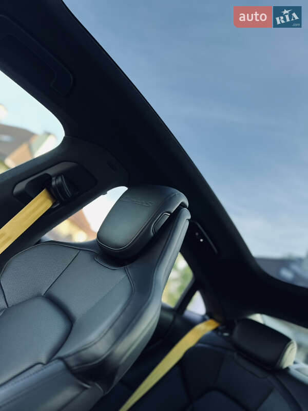 Седан Porsche Taycan 2020 в Киеве