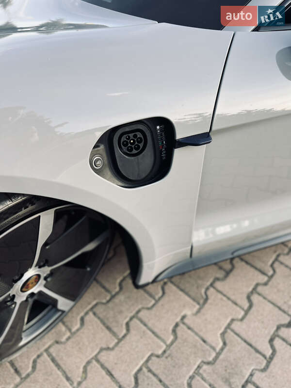 Седан Porsche Taycan 2020 в Киеве
