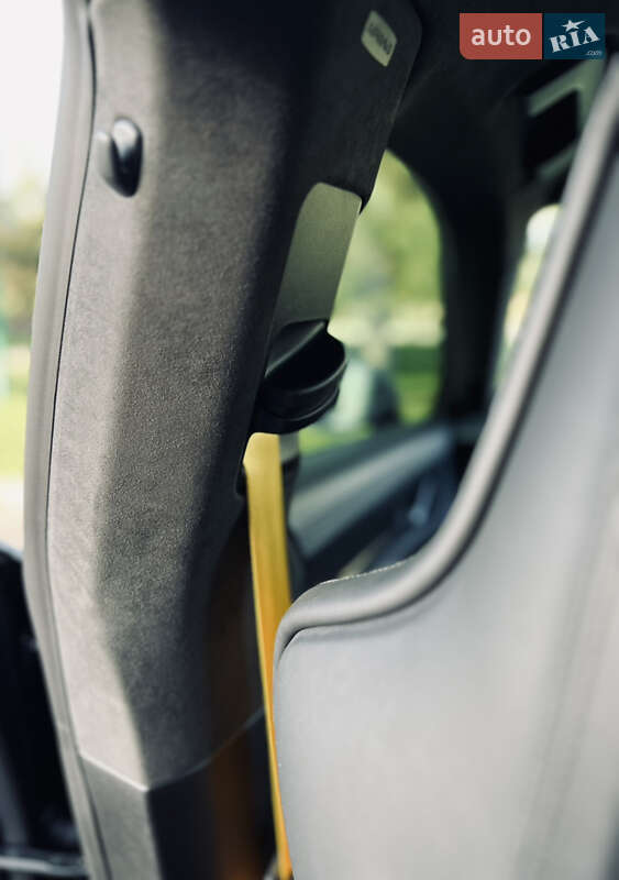 Седан Porsche Taycan 2020 в Киеве