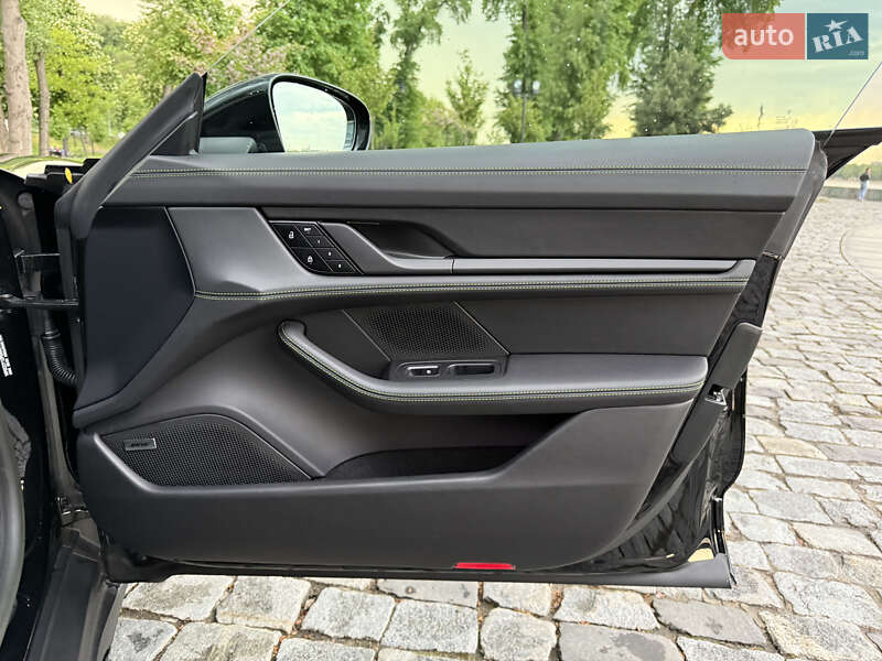 Седан Porsche Taycan 2022 в Киеве